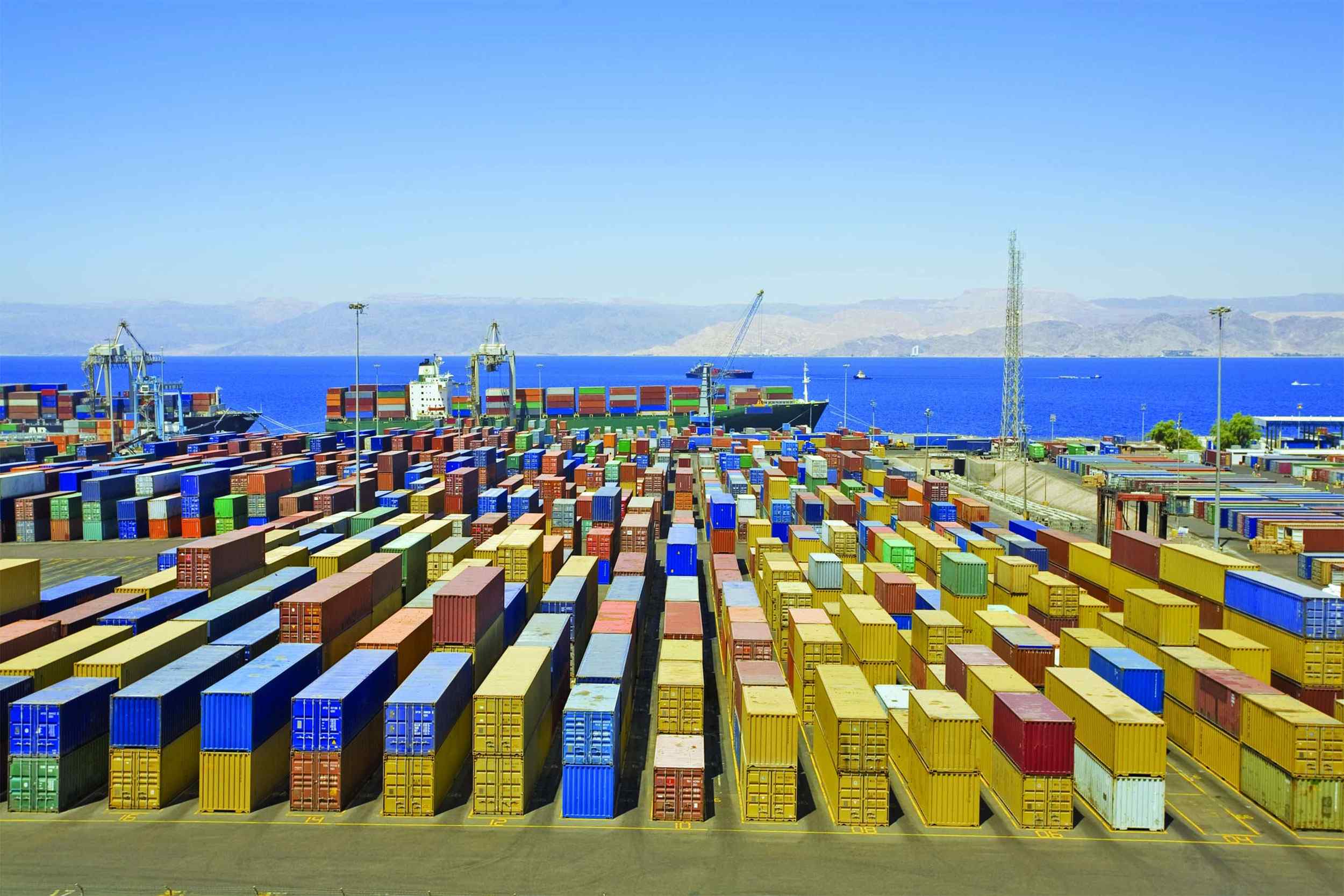 Entrepôt et manutention près du port